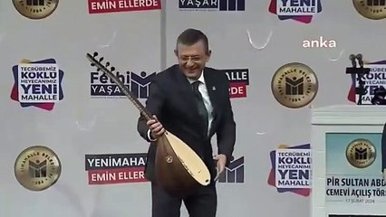 Önüne geleni öpüyor! CHP lideri Özgür Özel cem evinde kendisine hediye edilen sazı öptü