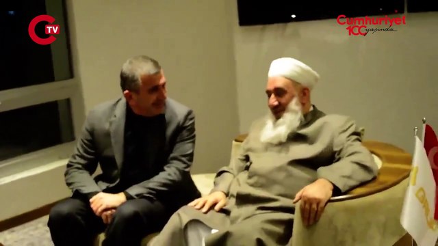 Fikret Albayrak’ın 2 saat boyunca Menzil tarikatı liderini beklediği ve tarikat liderinin elini öptüğü görüntüler ortaya çıktı.