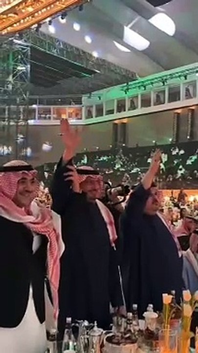 تفاعل الأمراء عبدالرحمن بن مساعد وسعود بن عبدالله ونواف بن فيصل مع أغنية قلبي تولع بالرياض
