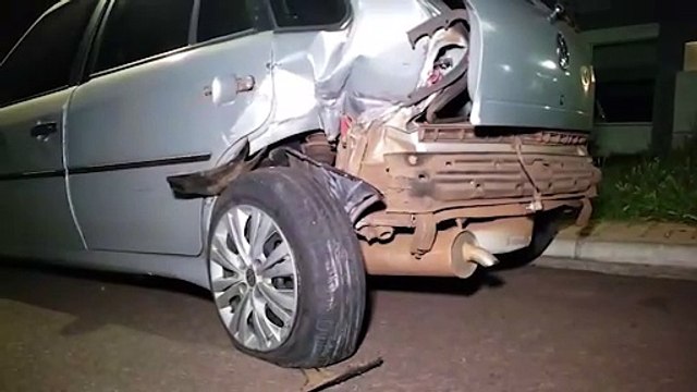 Batida entre carros é registrada na Rua Manaus no centro