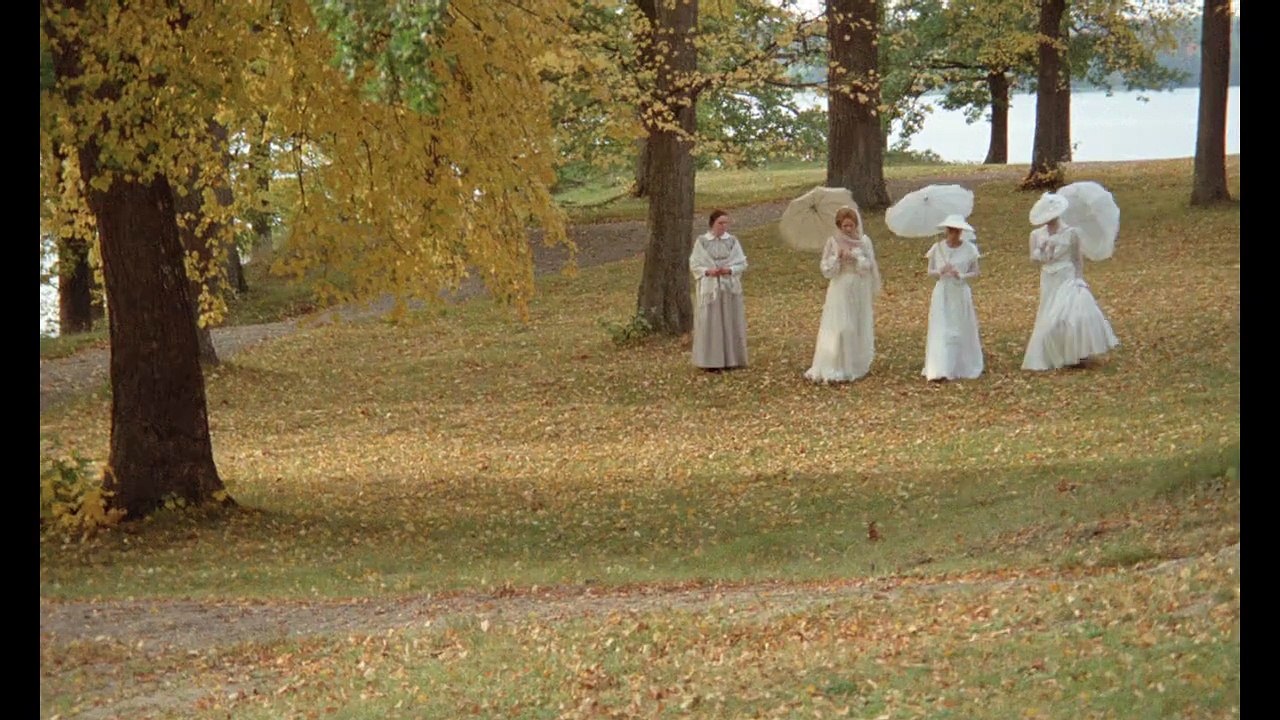 Cris et Chuchotements Bande-annonce (EN)