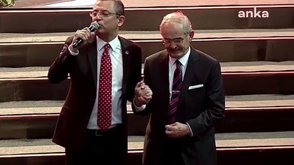 Télécharger la video: Özgür Özel, Eskişehir Belediye Başkanı Yılmaz Büyükerşen’e teşekkür ederek elini öpüp sarıldı