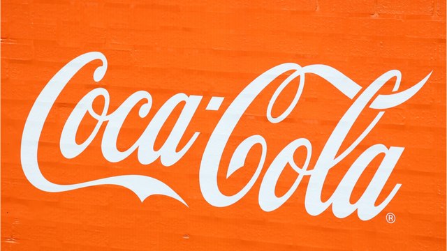 GALA VIDEO - Carla Bruni, Karine Le Marchand, Camille Gottlieb… Ces personnalités sont ou ont été accros au Coca !