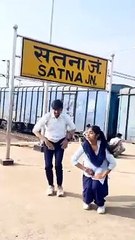 रेलवे स्टेशन पर कॉलेज ड्रेस में लड़का-लड़की का धांसू डांस
