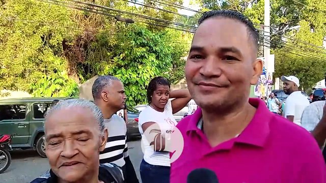 Decenas de personas dicen presente a las afueras del club Los Prados, en el Distrito Nacional