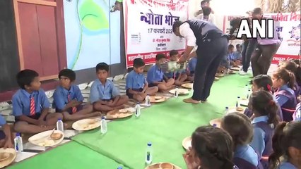 रायपुर कलेक्टर गौरव कुमार सिंह और एसएसपी ने बच्चों का परोसा भोजन, देखिए VIDEO