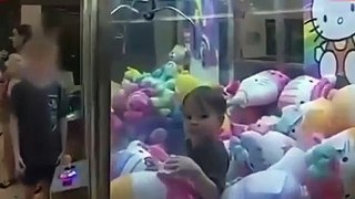 Un enfant se retrouve coincé dans une machine à pince à la fête foraine