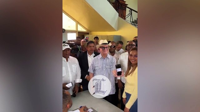 Hipólito tuvo retraso en la votación porque dejó su cédula