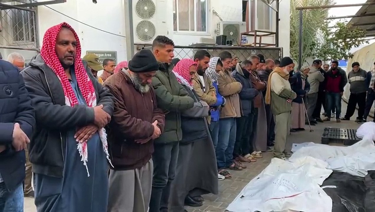 فلسطينيون يودعون أحباءهم الذين قضوا في القصف الإسرائيلي