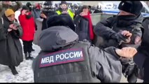 ادای احترام به «آخرین امید» مخالفان پوتین؛ پلیس روسیه صدها نفر از حامیان ناوالنی را دستگیر کرد