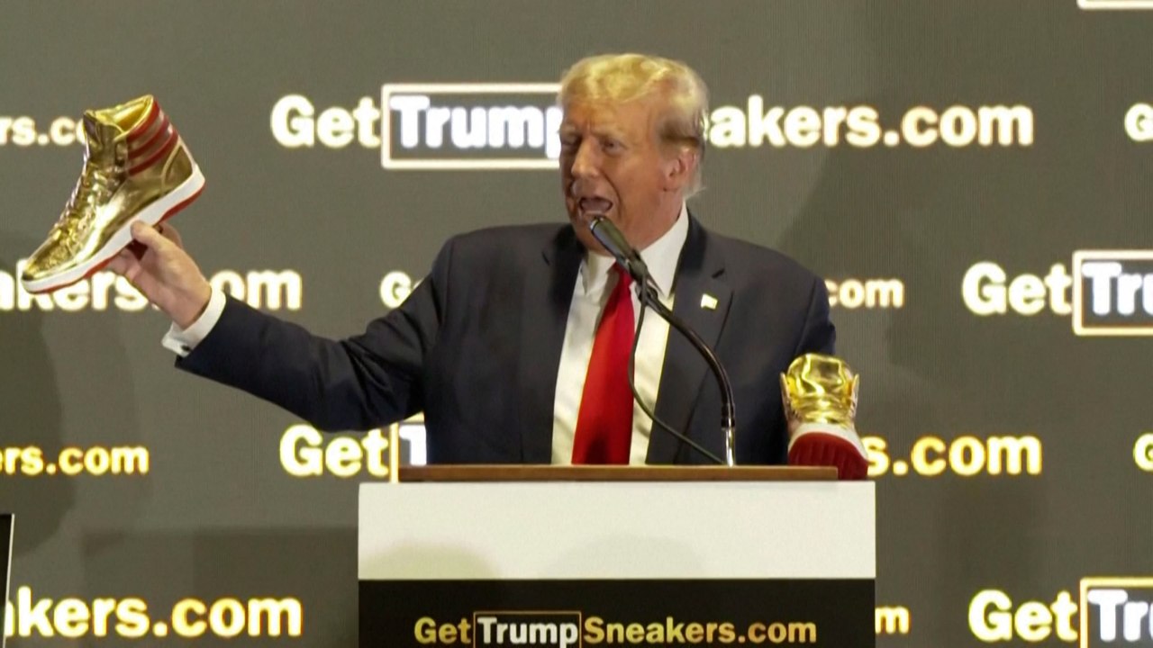 Trump lance des baskets après sa condamnation à 355 millions de dollars d'amende