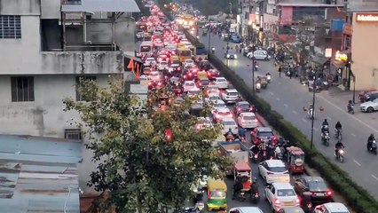 सडक़ों पर वाहन...राह मुश्किल, जाएं तो कहां