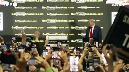 Trump lancia le sue sneaker dorate con la bandiera Usa
