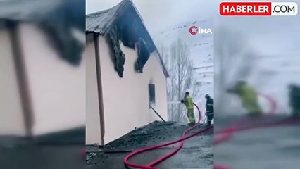 Gümüşhane'de 2 katlı köy konağı ve muhtarlık binası yanarak küle döndü