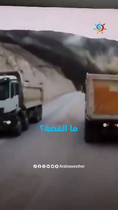 حول العالم | شاحنات تهرب من الانهيار الأرضي بال...