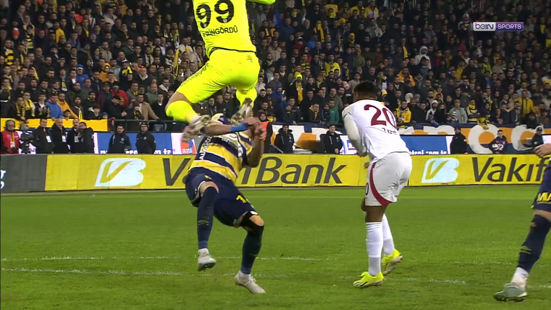 Süper Lig : Scène choc, un gardien met son défenseur K.O.
