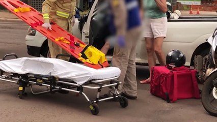 Homem fica ferido após colisão entre moto e Saveiro na Avenida Brasil