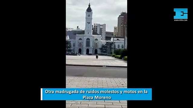 Otra madrugada de ruidos molestos y motos a toda velocidad sobre la Plaza Moreno