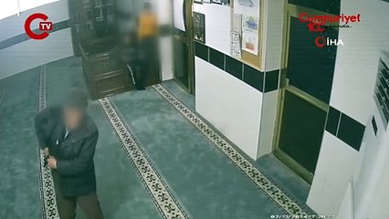 Camide skandal görüntüler… Çocuklara bıçak salladı!