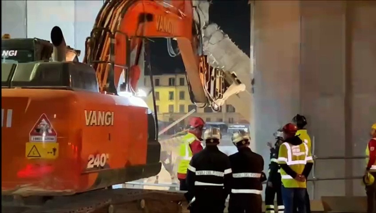 Crollo nel cantiere di Firenze, la rimozione della trave crollata
