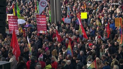 شاهد: مظاهرة حاشدة في فولفسبورغ الألمانية ضد العنصرية وخطط المين المتطرف لتهجير الأجانب