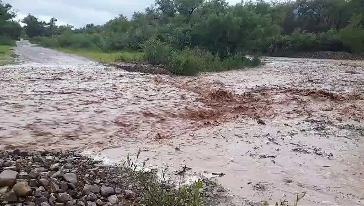 Vecinos de El Nogalar y El Durazno, en La Caldera, aislados por la crecida del río