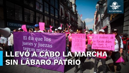 En la Marcha por la Democracia el Zócalo lució repleto y sin la bandera monumental