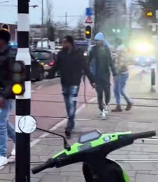 Avrupa'da göçmen ateşi sönmüyor! Opera binasını basıp polis araçlarını yaktılar