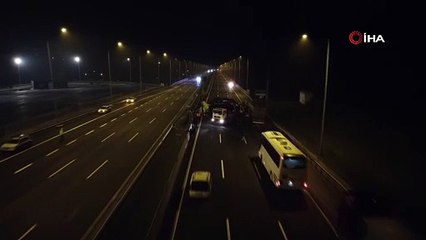 Tır ile kamyon çarpıştı, otoyol trafiğe kapandı