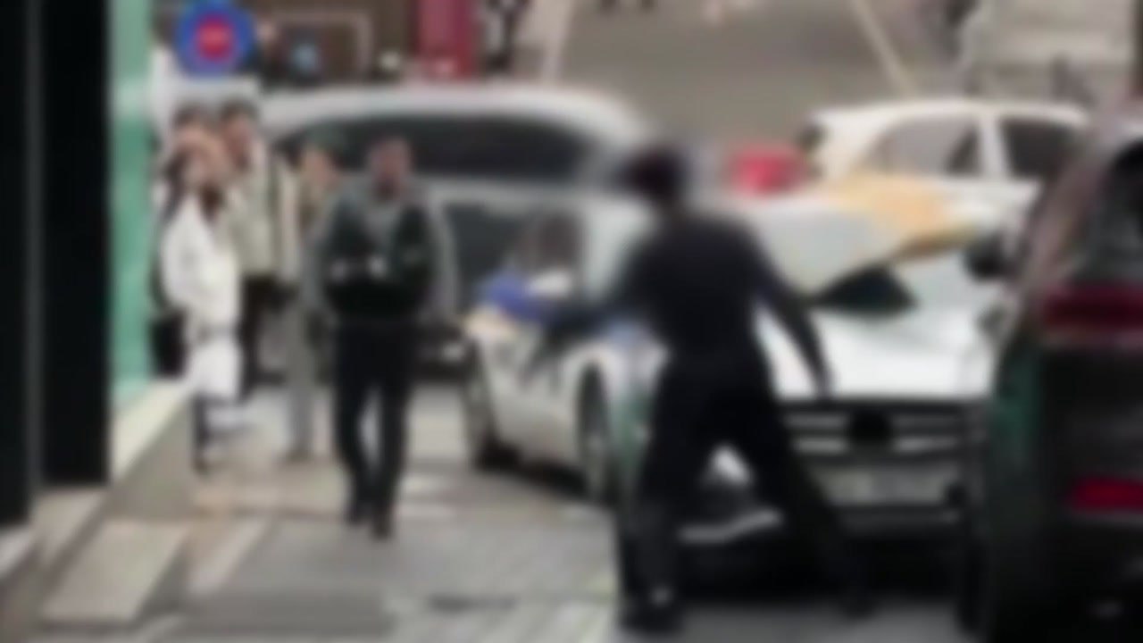"불법 주차 차량 응징" 골목길 주차 차량 2대 부순 50대 남성 검거 / YTN