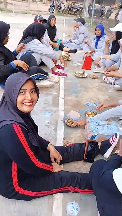 Senam & makan sekalu berdampingan