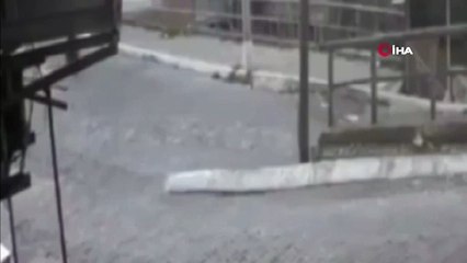 Kafa kafaya girdiler! Motosikletli ölümden döndü, otomobildekiler kaçtı