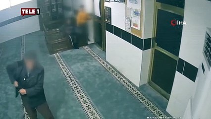 Camiyi bıçakla basan yaşlı adam çocukları tehdit etti