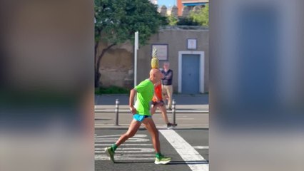 Surrealista: correr una maratón con una piña en la cabeza