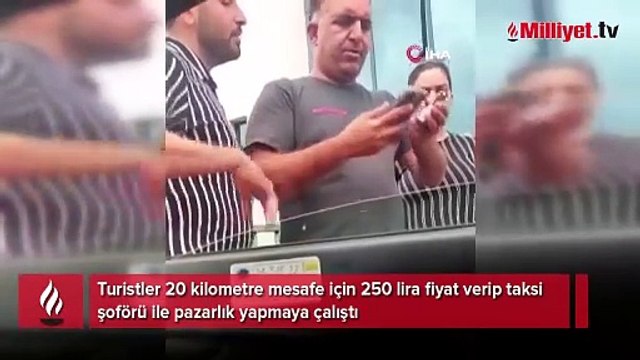 İstanbul’da ilginç anlar kamerada: Turistler taksici ile pazarlık yaptı
