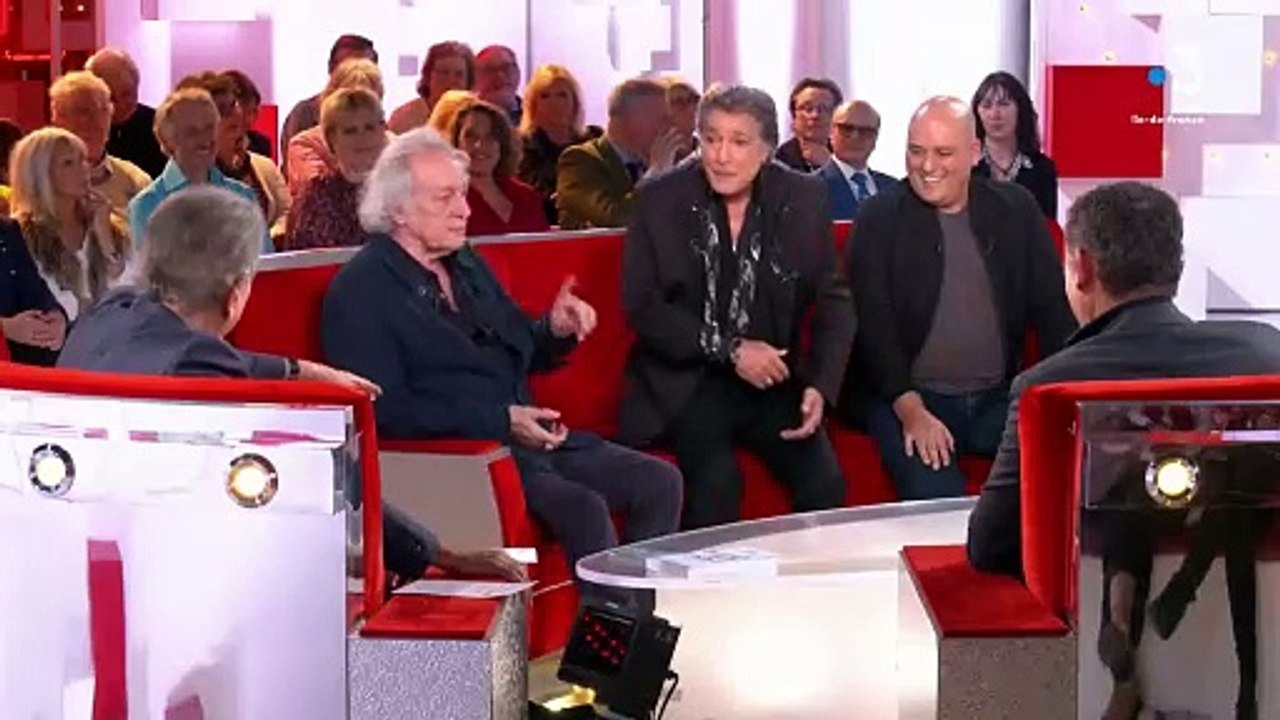 Le chanteur Frédéric François débarque sur le plateau de "Vivement dimanche" sur France 3 avec le bras en écharpe: "Mon épaule s’est cognée contre un mur et elle s’est cassée en deux parties" - Regardez