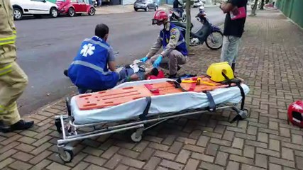 Descargar video: Corsa e Honda Biz se envolvem em colisão na Rua Barão do Cerro Azul e motociclista fica ferido