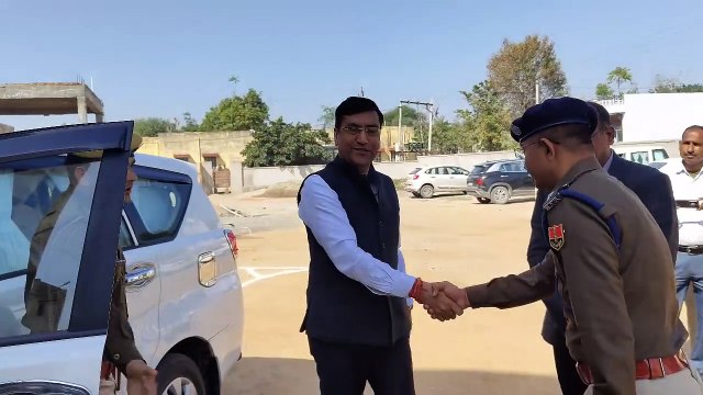 पहले गार्ड ऑफ ऑनर फिर संभाली कलक्टर ने कुर्सी