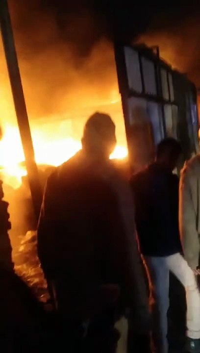 चार दीवारी बनाकर बनाया प्लास्टिक के कट्टे रखने का गोदाम, लग गई आग : देखें वीडियो