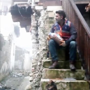 Hataylı depremzede ağlayarak isyan etti: İnsan hurda peşinde bize para değil mama gönderin