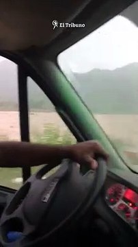 Terrible susto en el río Wierna: rescataron a la familia que quedó varada en una isla por la crecida