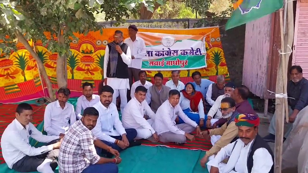 खाते फ्रीज करने के विरोध में धरने पर बैठे कांग्रेस कार्यकर्ता