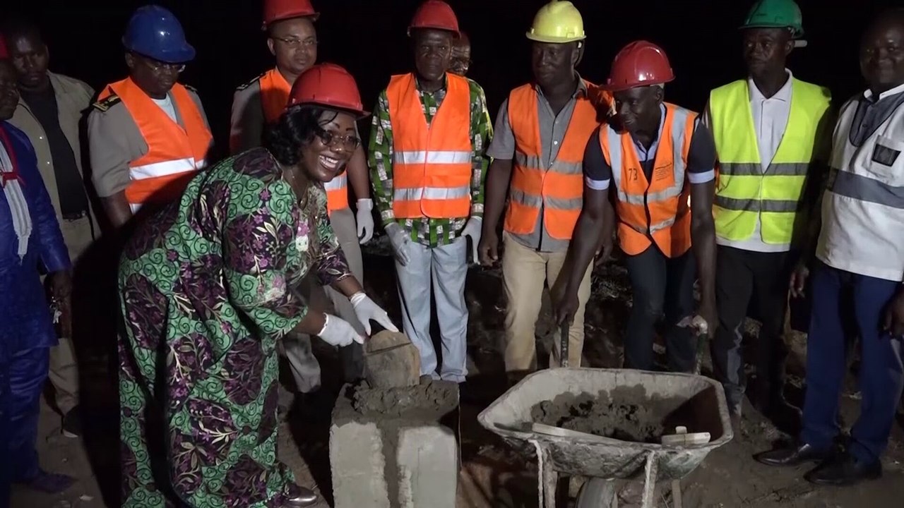 Pose de la première pierre du logement de la sage-femme du centre de santé urbain de Nézobly (Touleupleu)