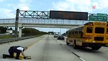 Schrecksekunde auf der Autobahn: Mann legt sofort eine Vollbremsung hin (Video)