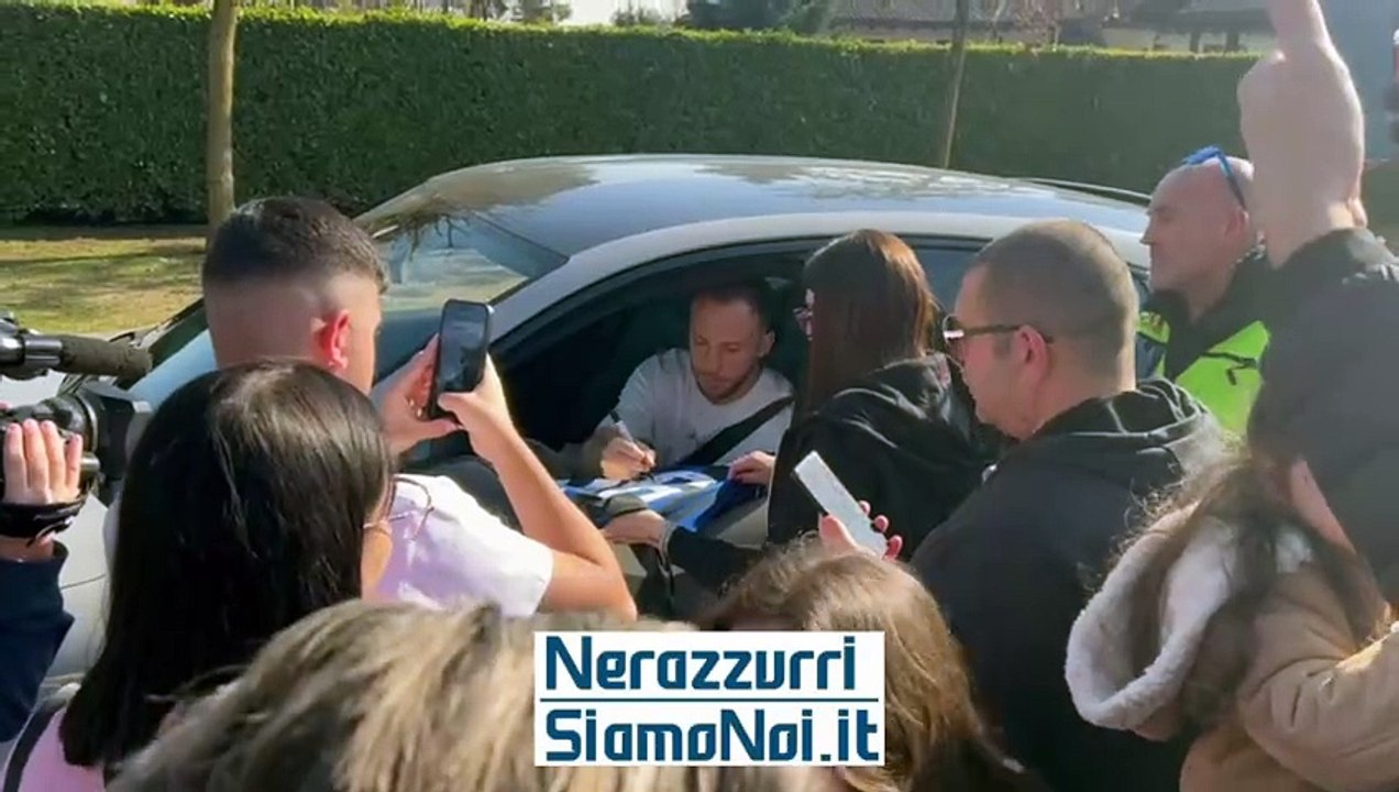 Carlos Augusto saluta i tifosi ad Appiano Gentile (19 febbraio 2024)