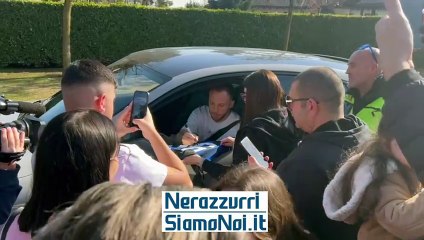 Carlos Augusto saluta i tifosi ad Appiano Gentile (19 febbraio 2024)