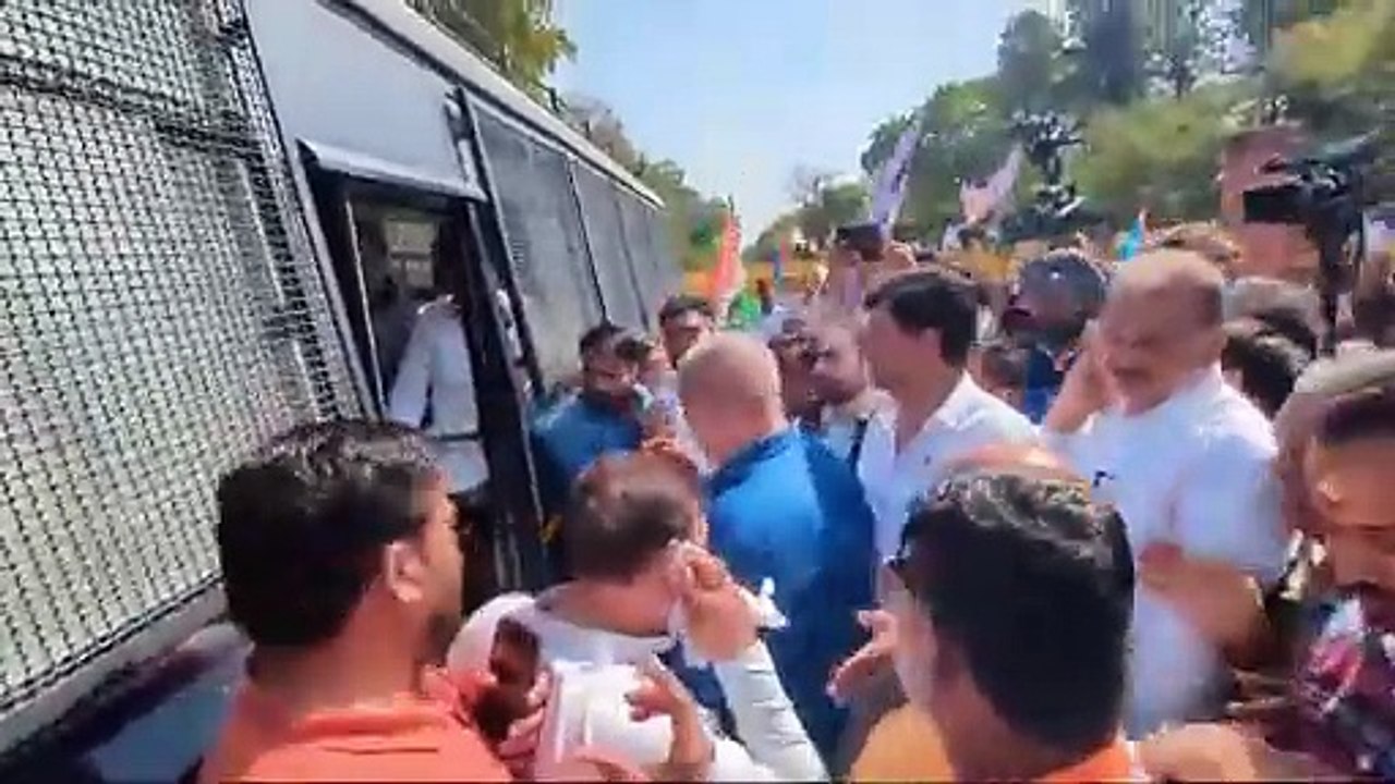 Video: खींच मेरी फोटो... कांग्रेस विधायकों ने फोटो के लिए दिया एक दूसरे को धक्का, वीडियो वायरल