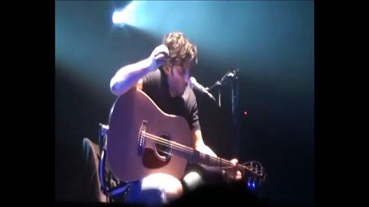 Damien Saez casse une corde de sa guitare en concert !