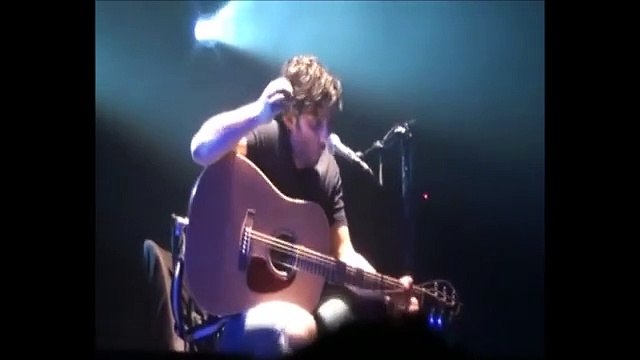 Damien Saez casse une corde de sa guitare en concert !