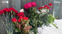 Navalny: Mosca, fiori davanti al memoriale improvvisato